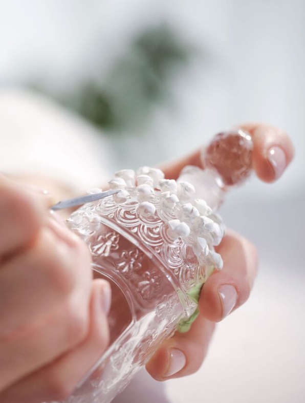 嬌蘭推出蜂瓶限量版包裝設(shè)計(jì)，誰(shuí)是嬌蘭的Muguet五一香水的幕后推手？